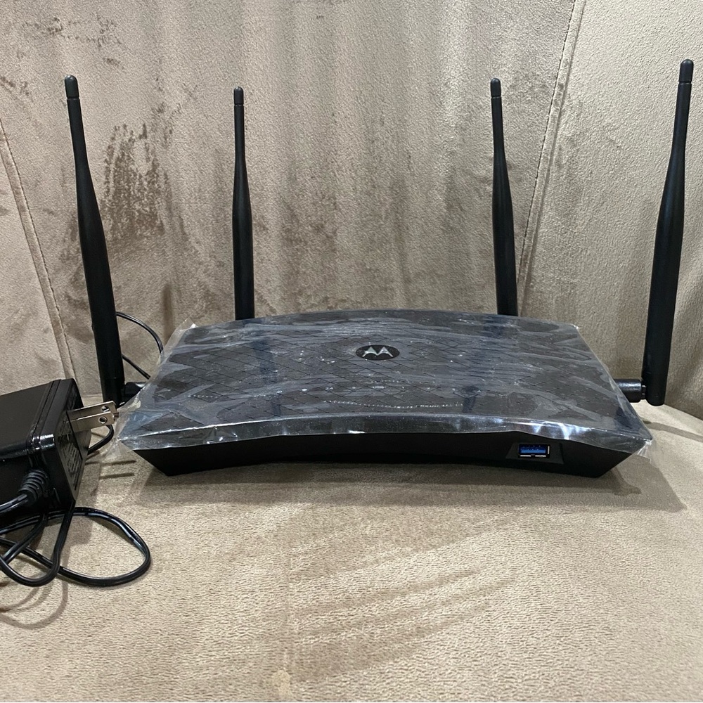 MOTOROLA AC2600 4x4 WiFi Smart Gigabit Router, Model MR2600 Open Box